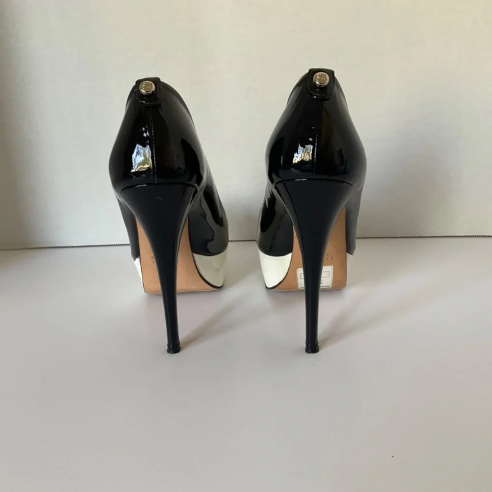 Stuart Weitzman - Picture 3 of 5